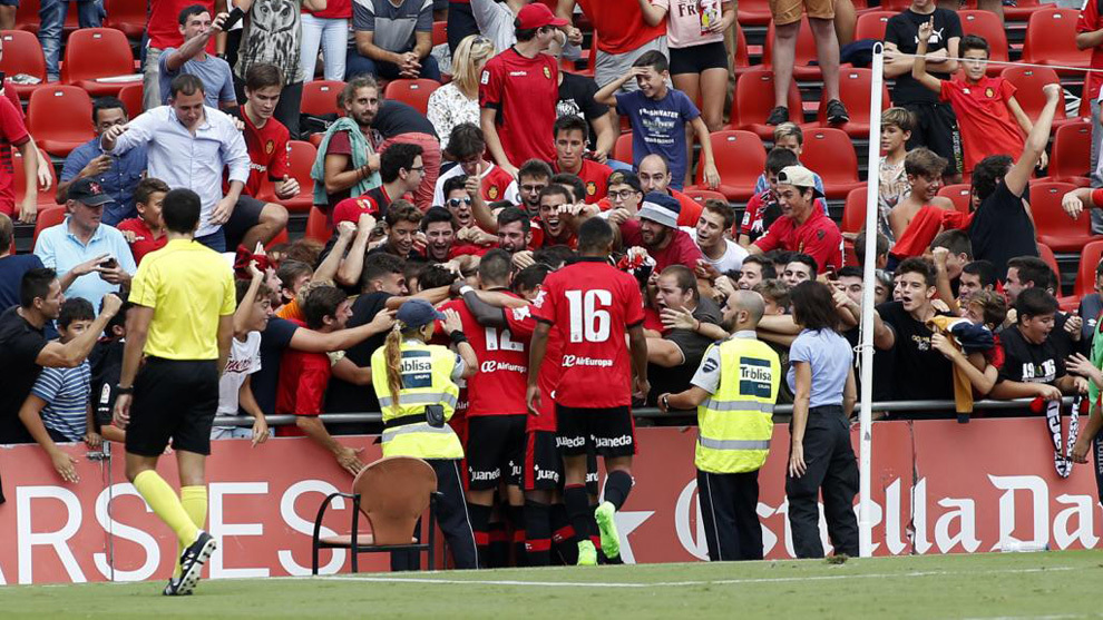 Los jugadores del Mallorca celebran un gol con su aficin