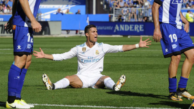 Cristiano Ronaldo protesta una decisin del colegiado este sbado en...