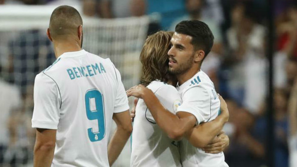 Modric y Ceballos se abrazan en presencia de Benzema.