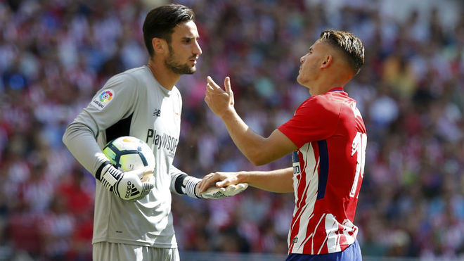 Sergio Rico y Lucas Hernndez hablan en el Atleti-Sevilla.