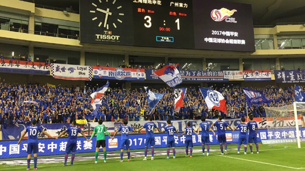 Los futbolistas del Shanghi Shenhua festejan el triunfo frente a su...