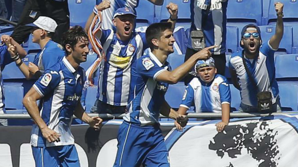 Gerard celebra uno de sus dos goles contra el Deportivo