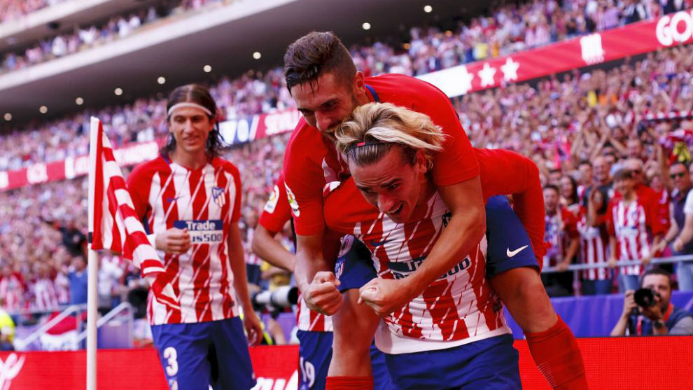Griezmann y Koke celebran el segundo gol ante el Sevilla