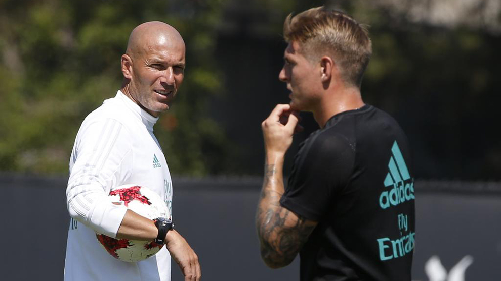 Zidane (45), junto a Toni Kroos (27) en un entrenamiento del Real...
