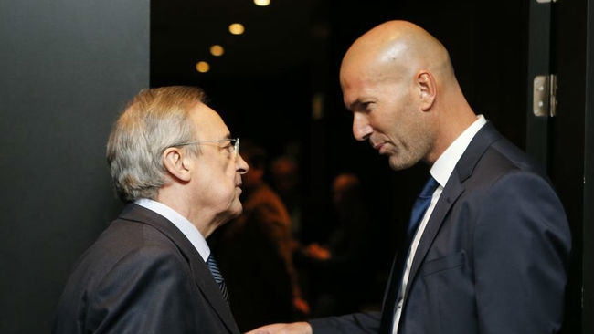 Zidane y Florentino charlan durante un acto.