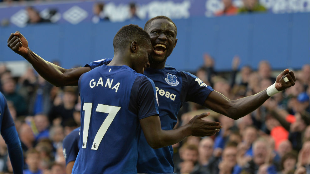 Niasse celebra con Gueye su segundo gol frente al Bournemouth.