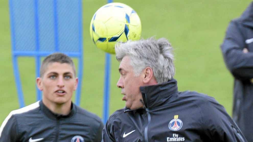 Ancelotti juega con Verratti durante su etapa en el PSG.