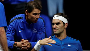 Nadal y Federer conversan durante un partido del suizo