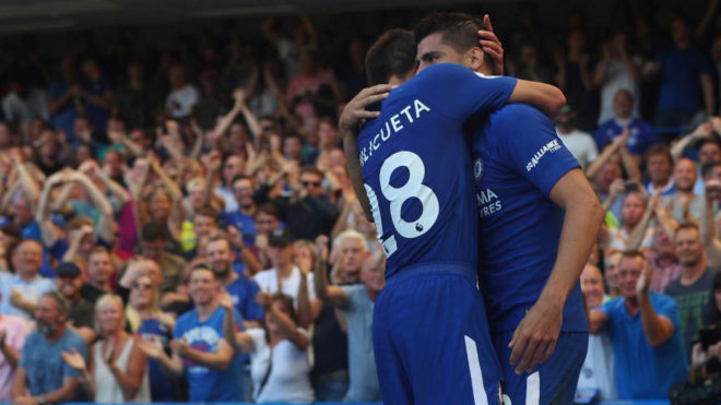 Morata y Azpilicueta celebran uno de los goles del Chelsea.