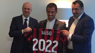 Suso posa con la camiseta del Milan