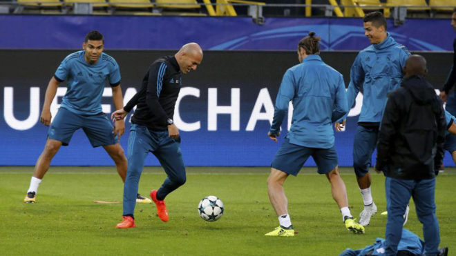 Zidane, en el rondo con Bale, Cristiano y Casemiro.