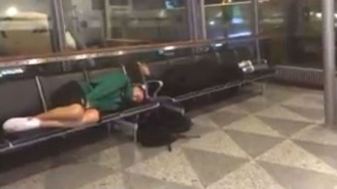 Los jugadores del Divina Seguros Joventut, durmiendo en el aeropuerto.