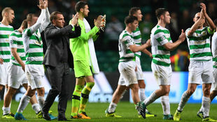 Los jugadores del Celtic agradecen su apoyo al pblico.