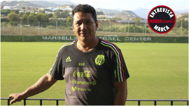 Mario Arteaga posando para MARCA Claro en el Marbella Football Center