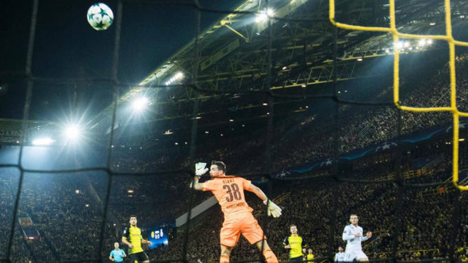 Bale logra batir al meta del Borussia de Dortmund Brki.