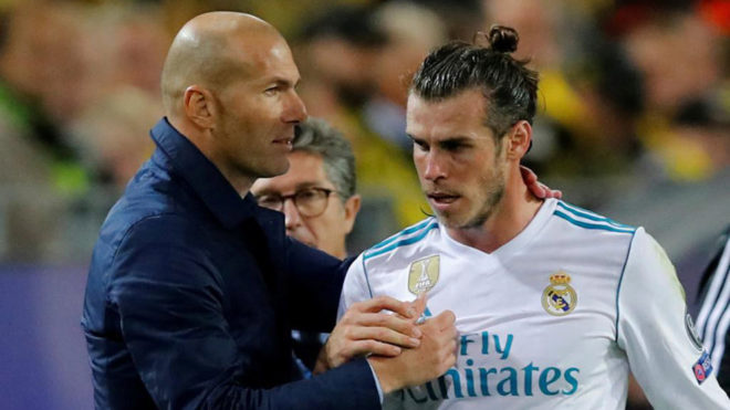 Bale saluda a Zidane al ser sustituido.