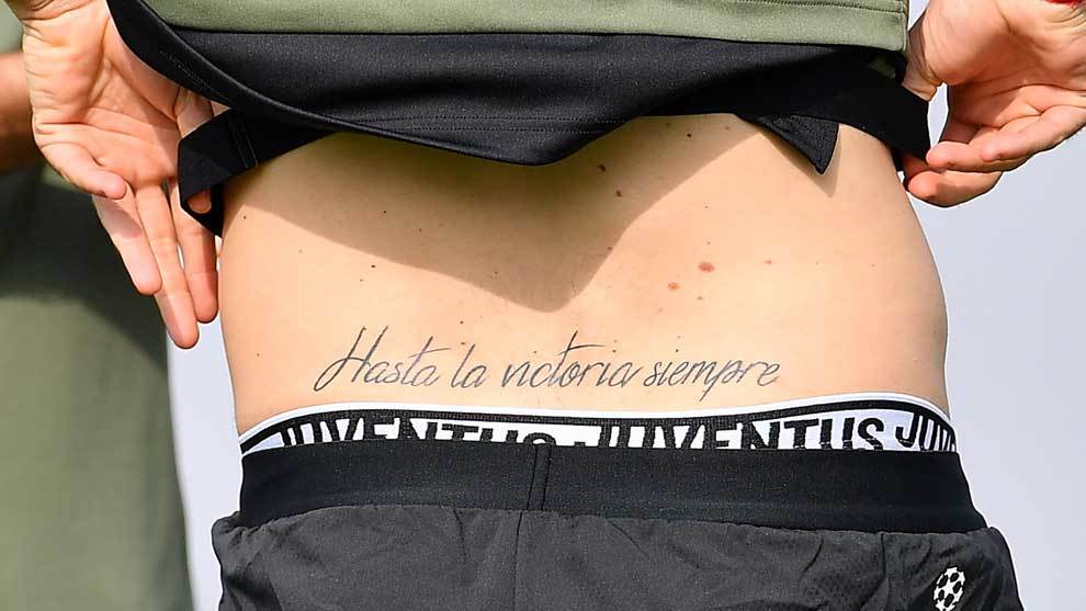 Gonzalo Higuan luciendo su tatuaje &quot;hasta la victoria siempre&quot;