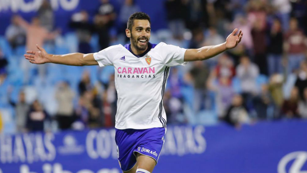 Borja Iglesias celebra un gol con el Real Zaragoza.