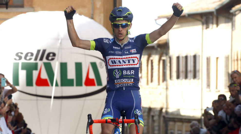 Guillaume Martin celebrando su triunfo de etapa y de la genera.