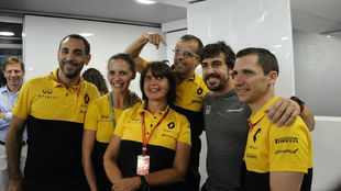 Fernando Alonso, con los miembros de Renault Sport F1, en su...