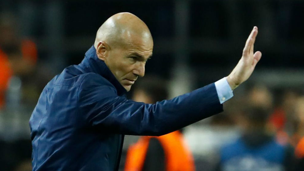 Zidane pidiendo calma.