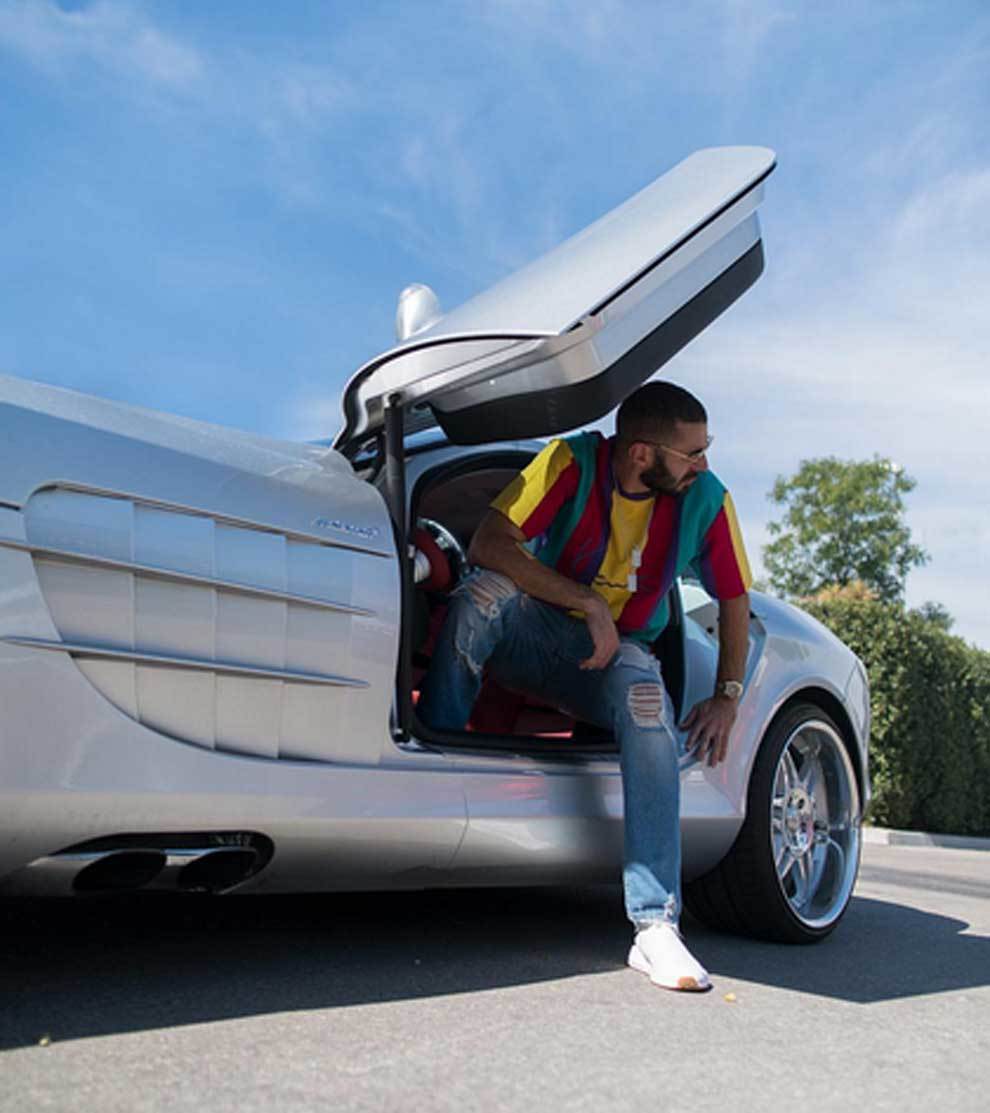 Karim Benzema luciendo su flamante Mercedes-Benz SLR McLaren Stirling...
