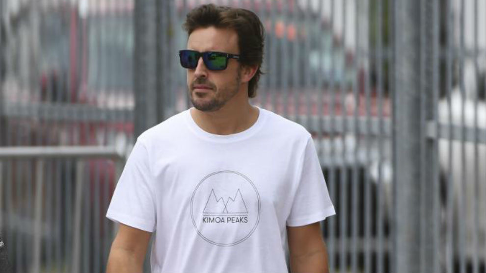 Fernando Alonso entra en al paddock de Sepang.
