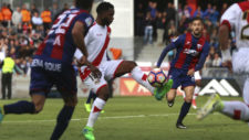 Lass Bangoura controla la pelota ante el Huesca en El Alcoraz
