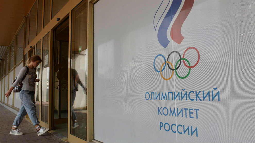 Una mujer entra en la sede del Comit Olmpico Ruso