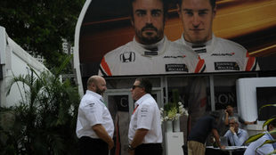 Zak Brown, delante de un cartel con los rostros de Alonso y Vandoorne.