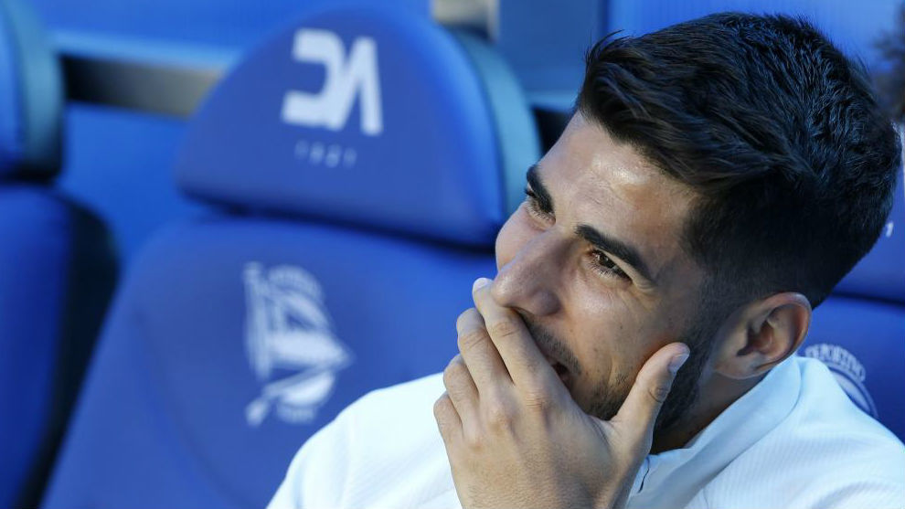 Marco Asensio sonre en el banquillo durante el encuentro del Madrid...
