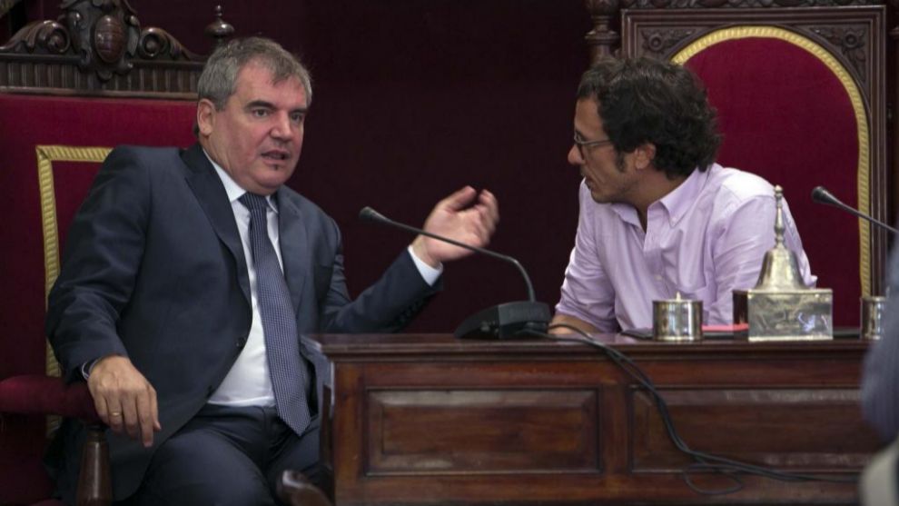 Manolo Vizcano, a la izquierda, charla con Jos Mara Gonzlez,...