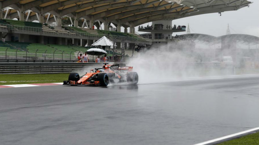 Fernando Alonso empieza tercero bajo la lluvia de Sepang