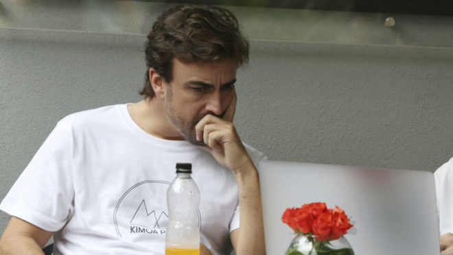Fernando Alonso, pensativo en Sepang.