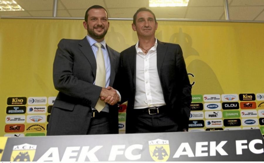 Manolo Jimnez en la presentacin con el AEK