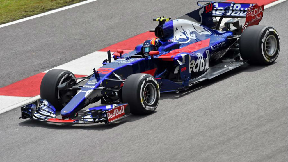 Carlos Sainz pilota su Toro Rosso en el Circuito de Sepang.