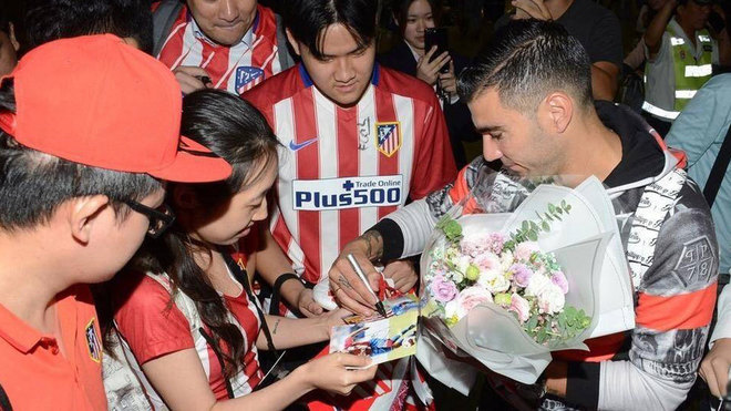 Reyes firma autgrafos a aficionados chinos con la camiseta del...