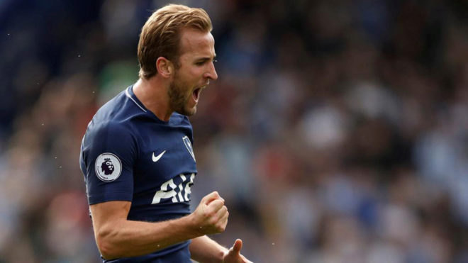 Kane celebra uno de sus goles al Huddersfield.