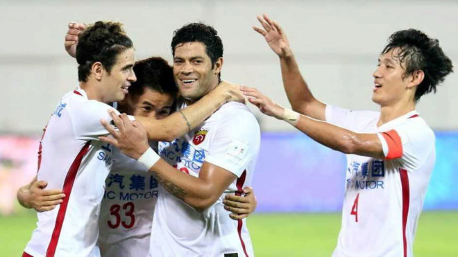 Oscar, Wei Shihao y Hulk se abrazan tras uno de los goles