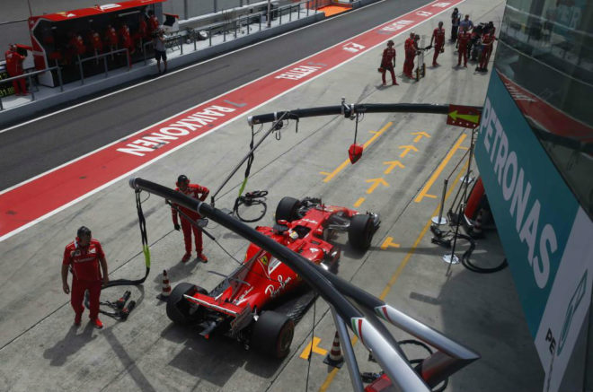 Vettel, en el 'pit lane' de Sepang.