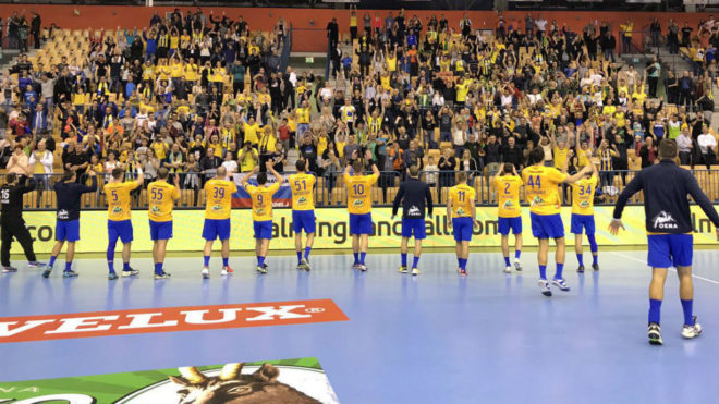 Los jugadores del Celje celebrando la victoria con sus aficionados.