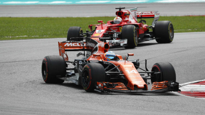 Alonso, delante de Vettel.