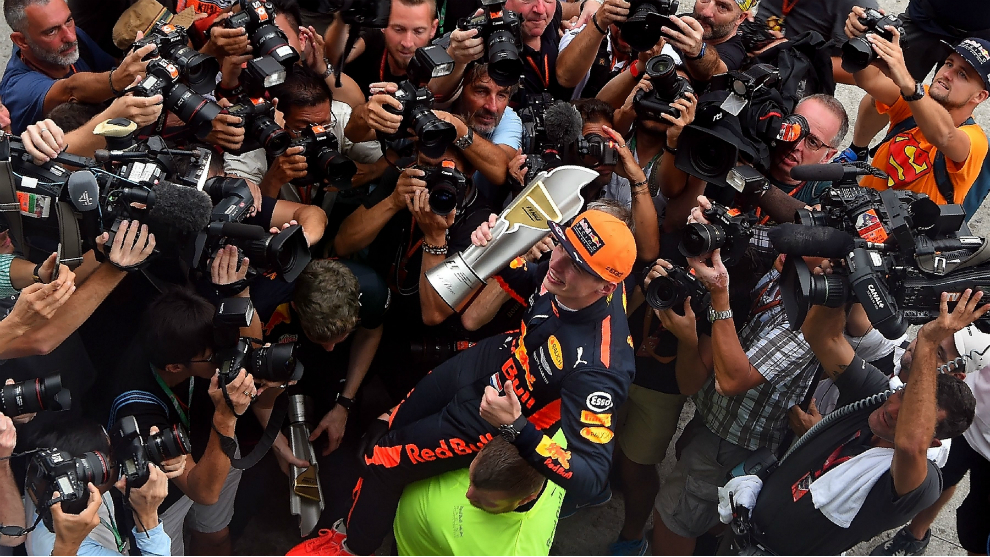 Verstappen, con el trofeo, rodeado de fotógrafos.