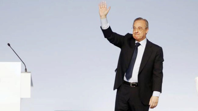 Florentino saluda en la Asamblea del Real Madrid de este domingo