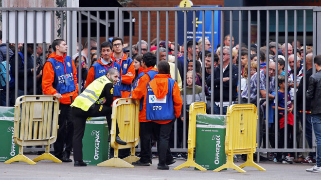 Los aficionados se agolpan en las puertas del Camp Nou