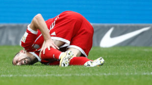 Ribry se duele de la rodilla tras caer lesionado ante el Hertha.
