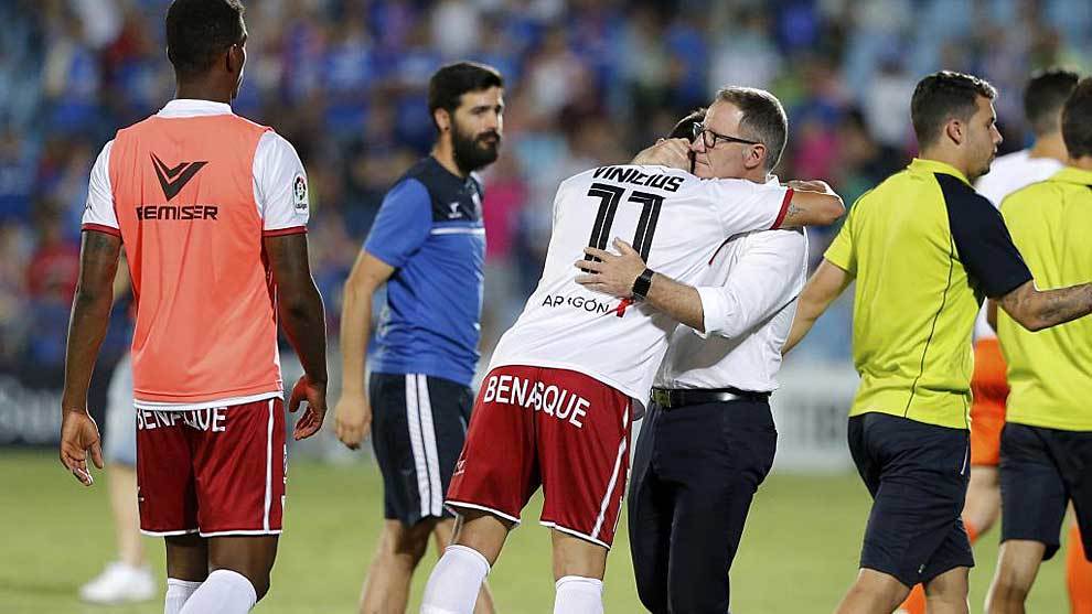 Vinicius Araujo y Anquela se abrazan tras el partido del Huesca en...
