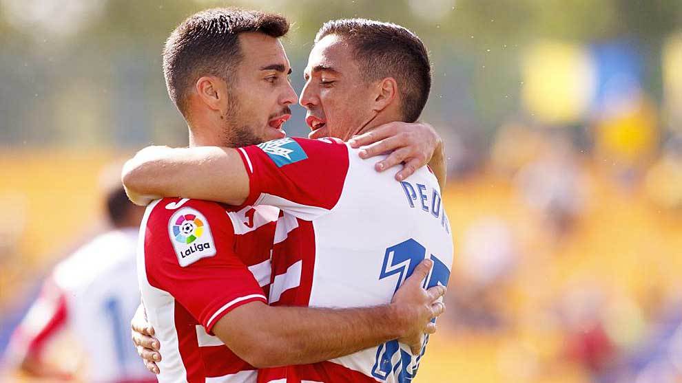 Joselu y Pedro se abranzan tras el gol del segundo en Santo Domingo