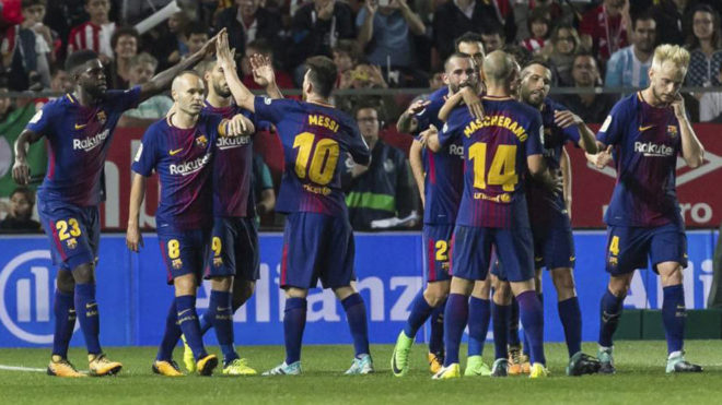Los jugadores del Barcelona celebra un tanto ante el Girona.