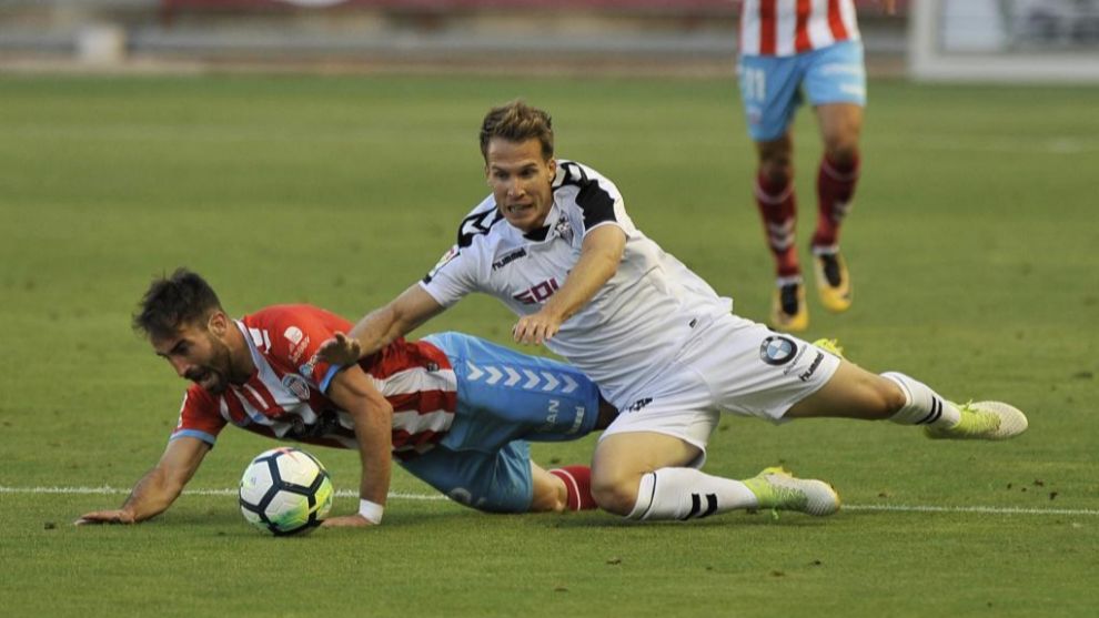 Susaeta disputa un baln con Campadabal durante el Albacete - Lugo
